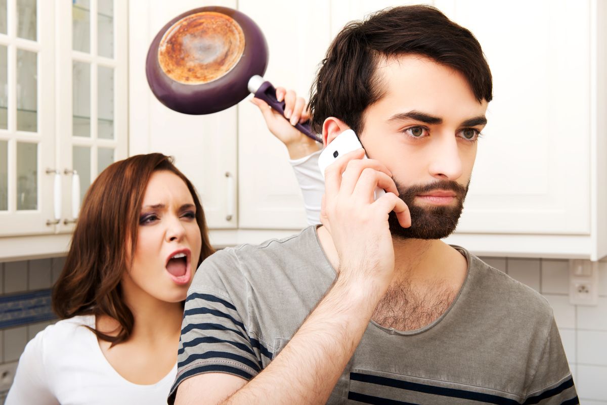 Mérges nő fejbe akarja vágni a párját serpenyővel, így állva bosszút a sérelméért..