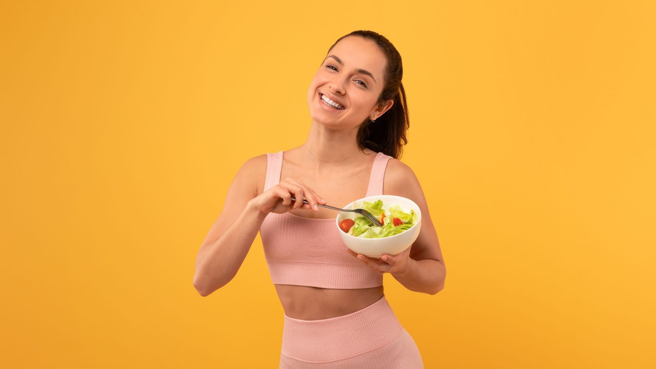 Antioxidánsokban gazdag zöldséget fogyasztó fiatal nő