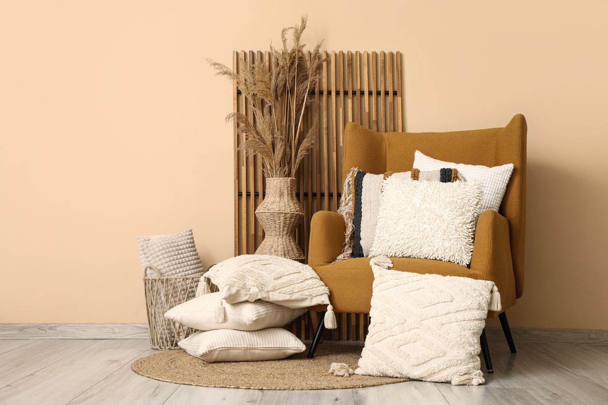 A díszpárnák és takarók felhalmozása igazi vendégűző lakberendezési red falg