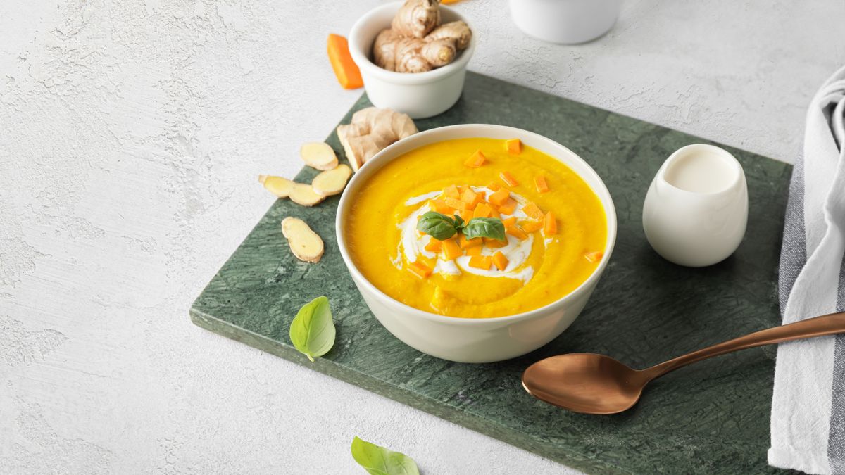 gyömbéres sárgarépakrém-leves tányérban