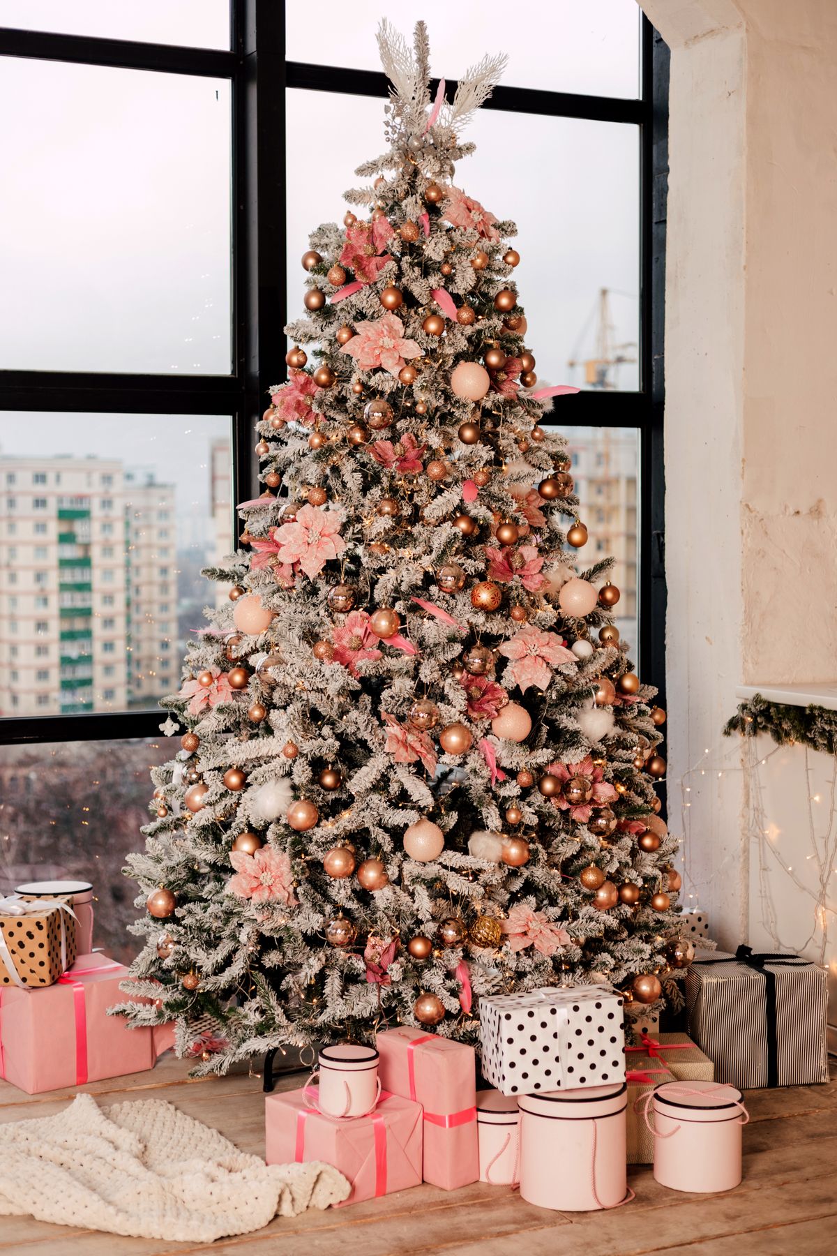 Rózsaszín és rose gold karácsonyfa díszítés.