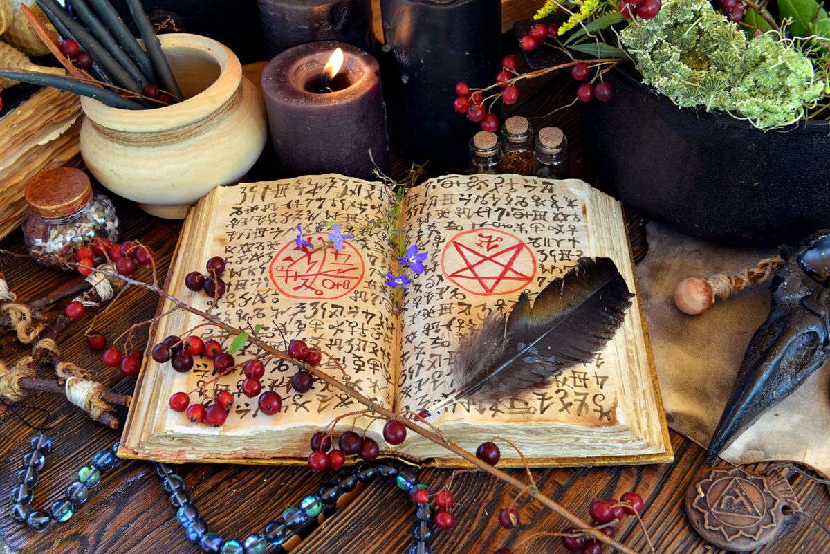 Az ükink füveskönyve nem kis titkokat rejtett. 