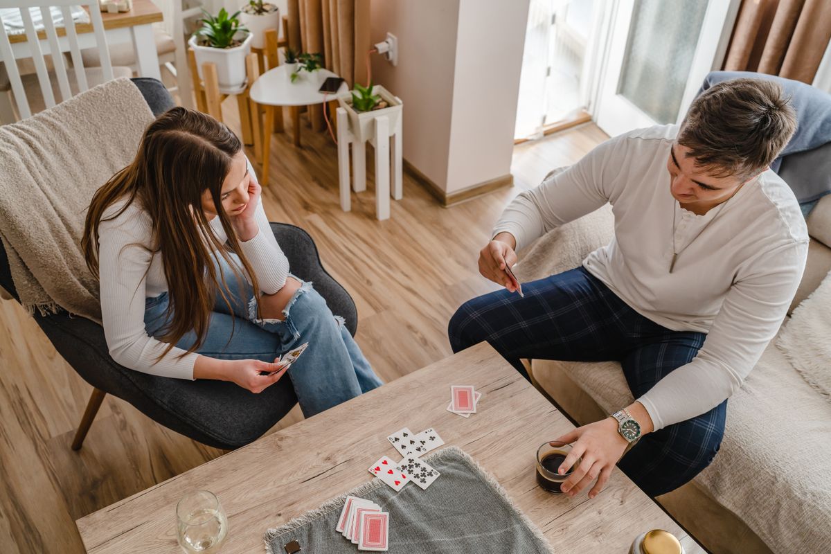 Egy fiú és egy lány pókereznek a nappaliban. Lehet, hogy ez egy randi?