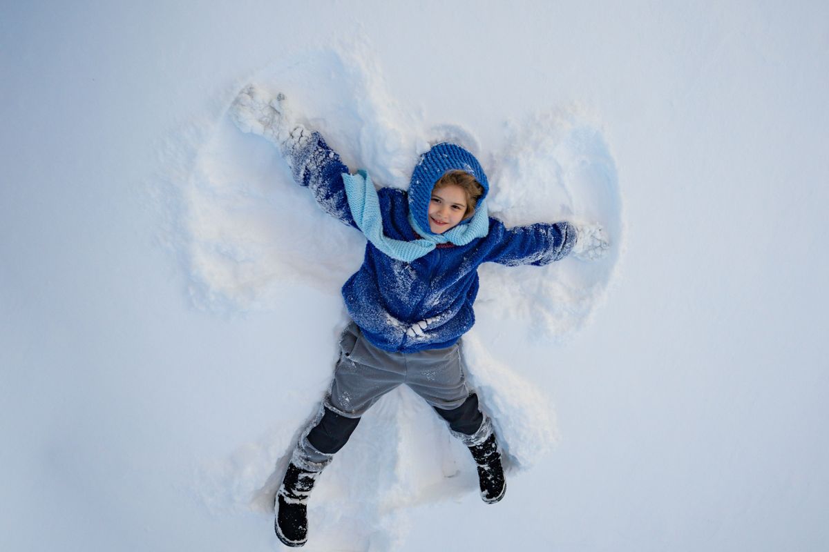 Az elkényeztetett gyereket nagyon sok kudarc és bántás fogja érni felnőtt korában, vagy még előbb. Így épp azért, mert jót akarsz gyerekednek, légy következetes, és tanulj meg határokat húzni.  Child making a snow angel. Happy kid lying in the snow. Kid angel in snow. Winter kids with snowy angel wings. Smiling child on a snowy day. Carefree kid in the snow lake angel. Christmas joy.