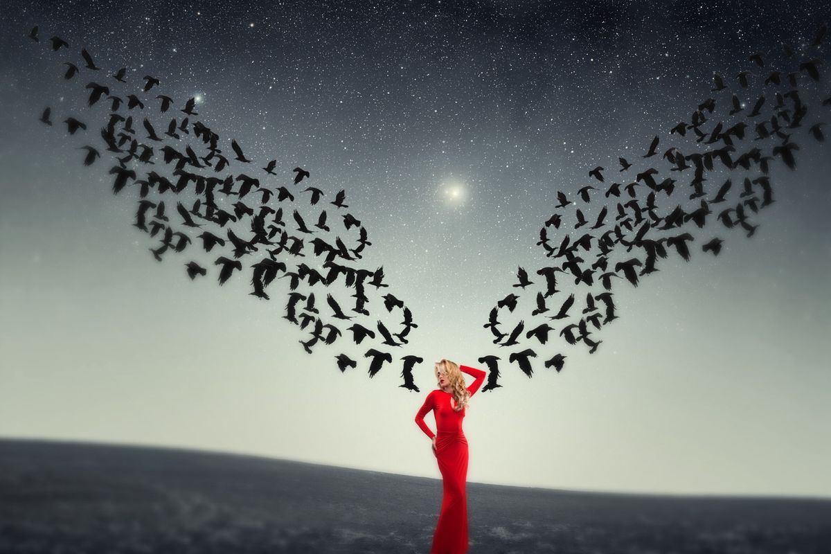 Az inka horoszkóp segít megismerni önmagad. Ősi, nagy tudás. Használd! girl and a flock of crows. Elements of this image furnished by NASA