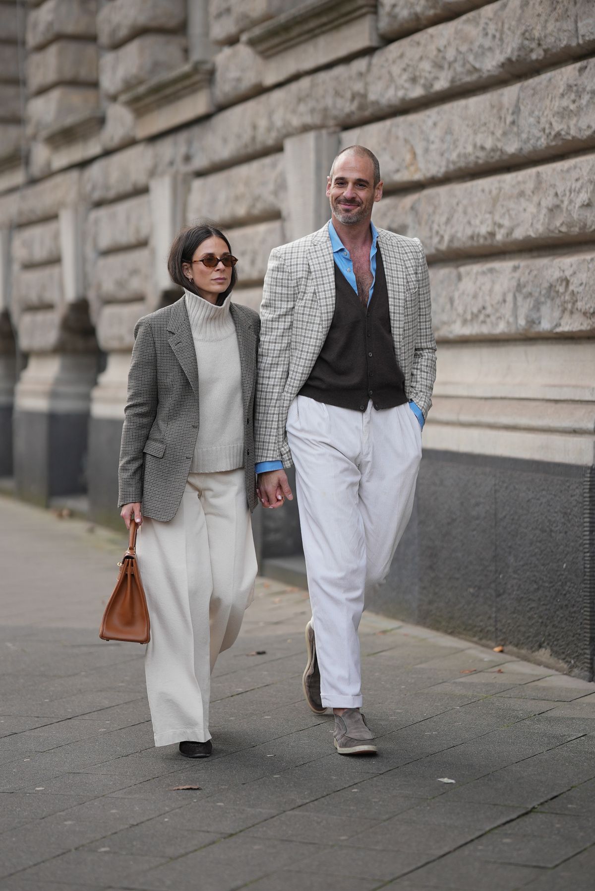 Kockás blézer fehér garbóval és fehér öltönynadrággal. 