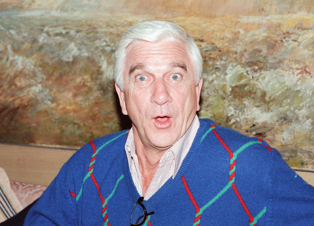 Leslie Nielsen pofát vág.