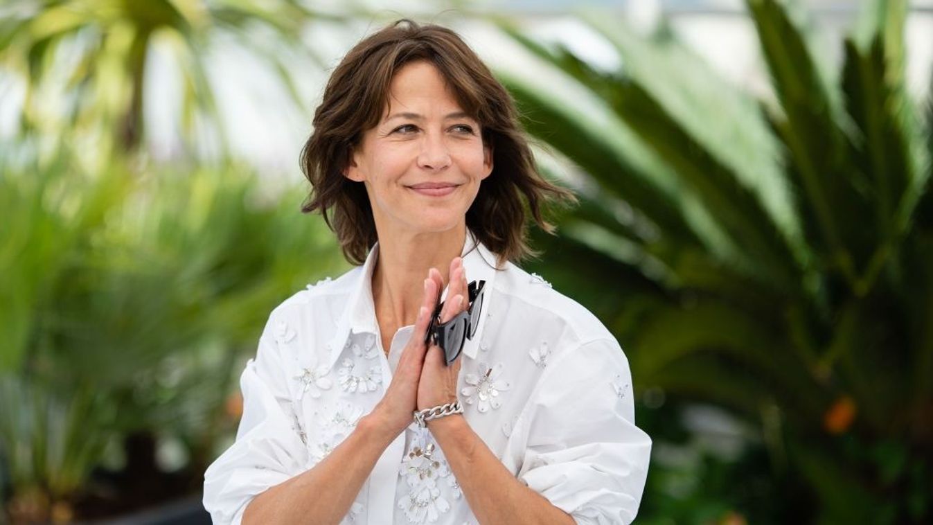 A világ változik, de Sophie Marceau mintha sosem veszítene abból a varázsból, amit először megszerettünk benne.