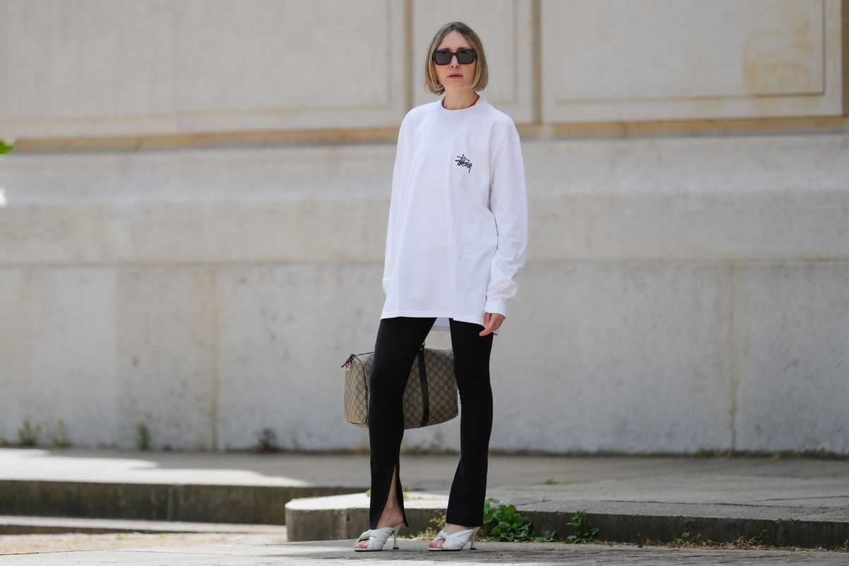 Nő cigarettanadrágban