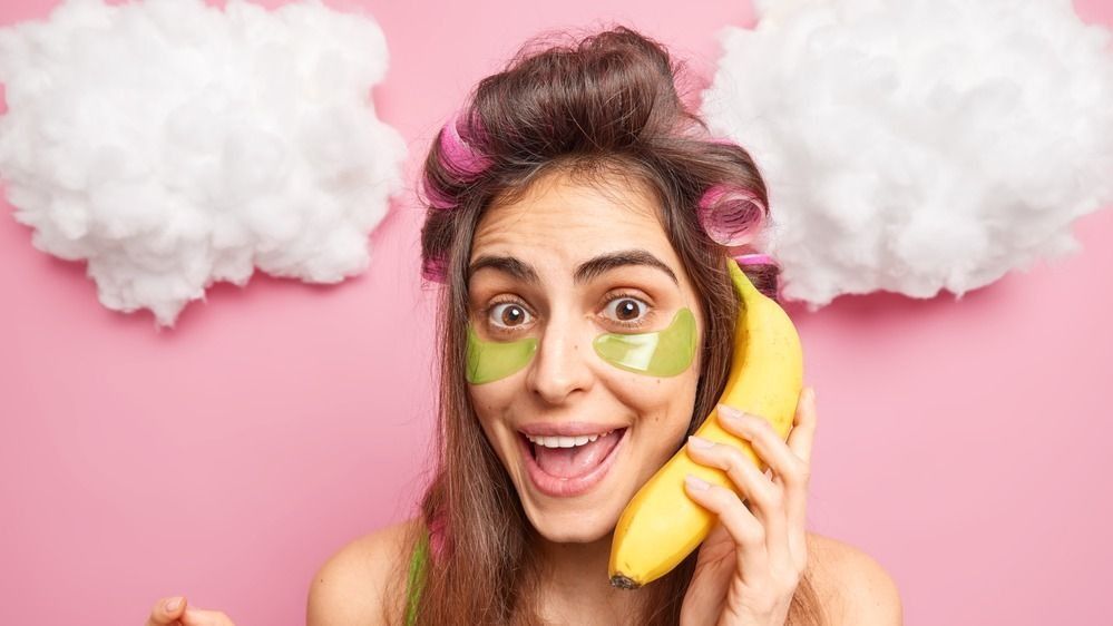 nő banánnal a fülénél, vkonyszálú haj ápolása