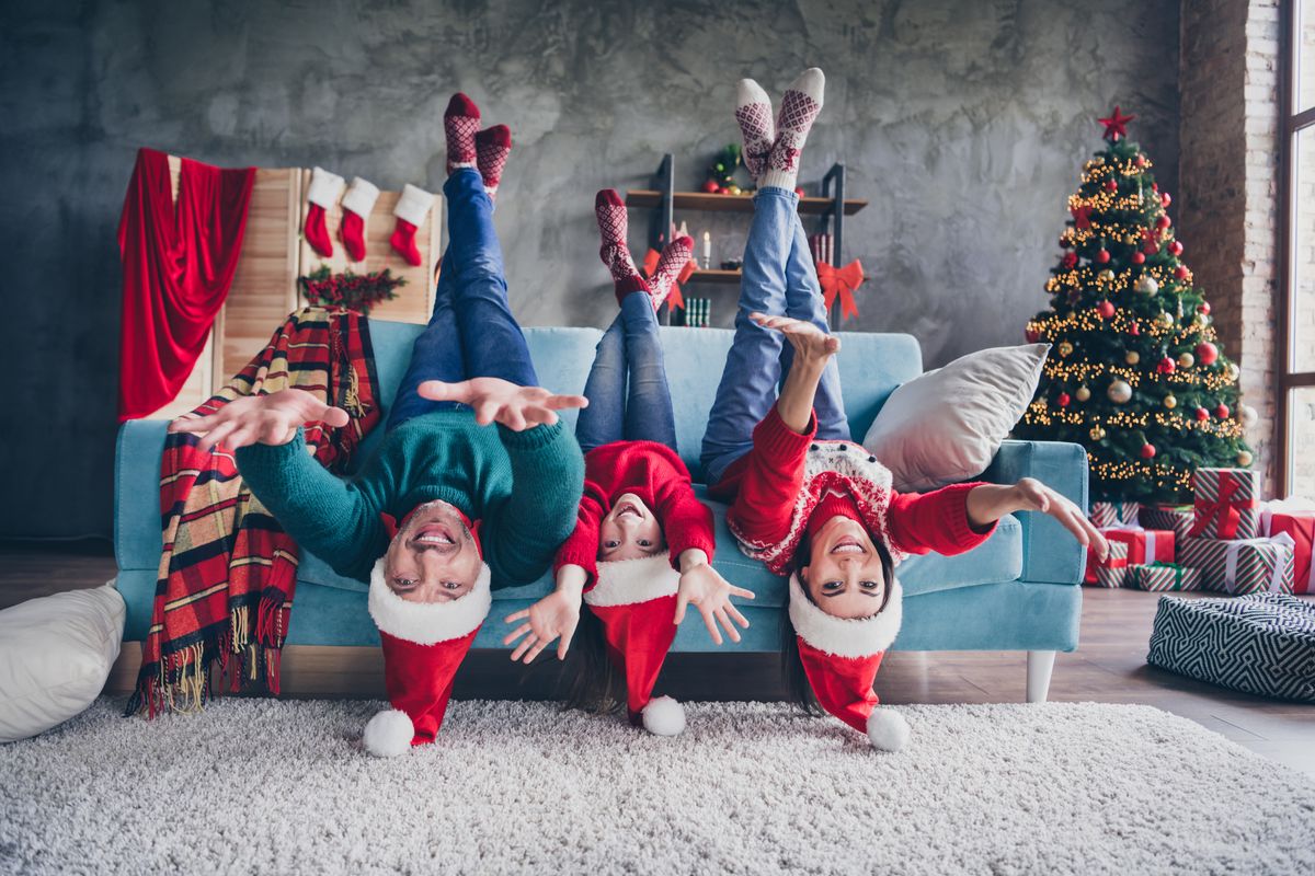 Kisgyerekes család karácsonyi szokások közben