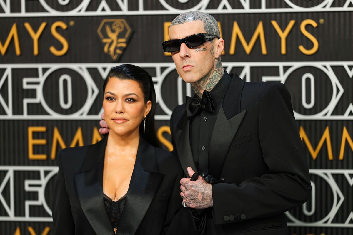 Kourtney Kardashian és Travis Barker. LOS ANGELES, CALIFORNIA - JANUARY 15: (L-R) Kourtney Kardashian and Travis Barker attend the 75th Primetime Emmy Awards at Peacock Theater on January 15, 2024 in Los Angeles, California. (Photo by Neilson Barnard/Getty Images)