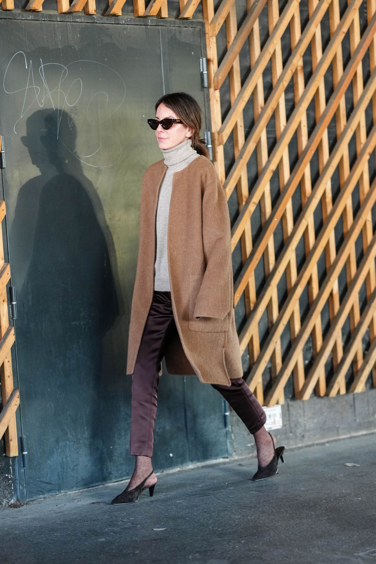 Barna szatén cigaretta nadrág.