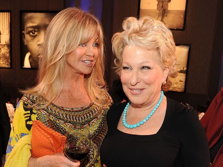 Goldie Hawn Bette Midlerrel egy rendezvényen.