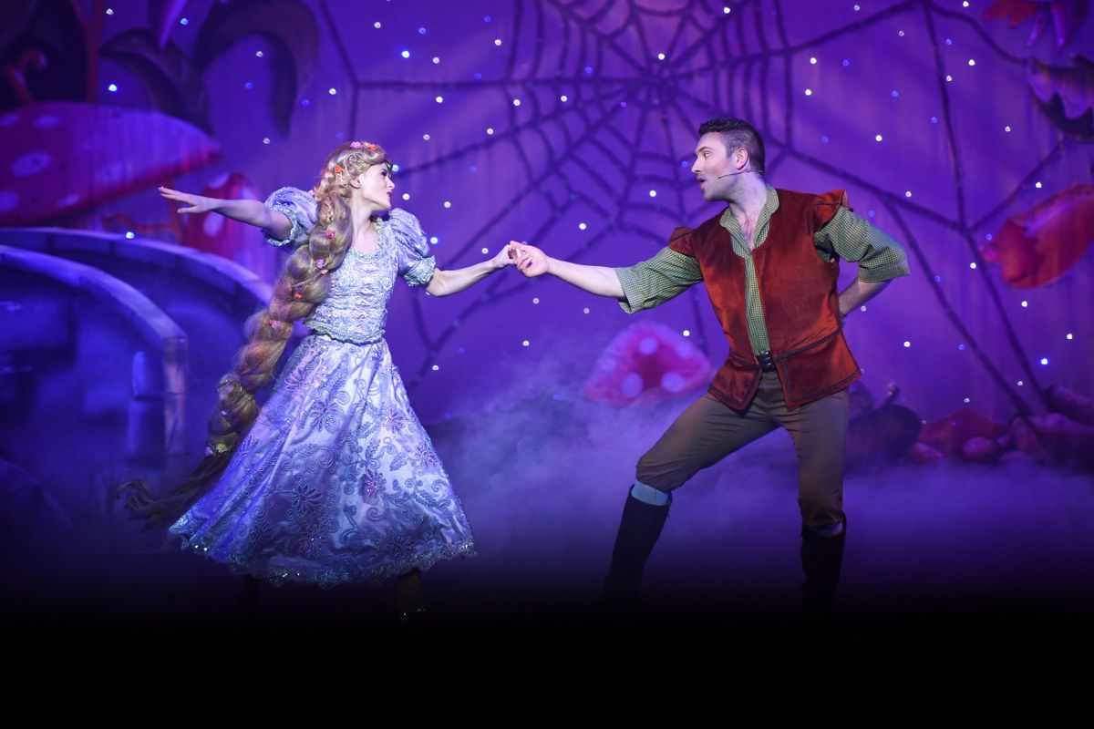 A hajevés, más szóval Rapunzel-szindróma a Grimm testvérek híres meséjéből kapta orvosi nevét. WEYMOUTH, ENGLAND - DECEMBER 30: The cast perform the final performance of Rapunzel at the Pavilion ahead of an announcement on changes to the Coronavirus tiers for the Dorset Council area on December 30, 2020 in Weymouth, United Kingdom. Today, the Government announced that the Dorset Council area will go into Tier 3 from 00:01am on Thursday 31 December. The audience were socially distanced with no interval and temperature checks and sanitiser stations implemented.  (Photo by Finnbarr Webster/Getty Images)