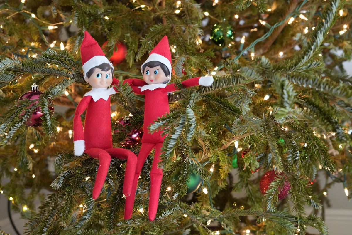 Elf manó csínyek: két manó ül a karácsonyfán.