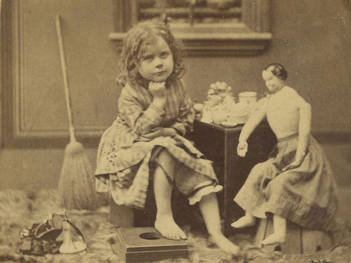 A szegény családokban a játékot a gyerekek, szülők házilag, maguk készítették. Tea and Scandal. Louis Magnus Melander & Brother, 1874-1875, Albumen silver print. (Photo by Sepia Times/Universal Images Group via Getty Images)