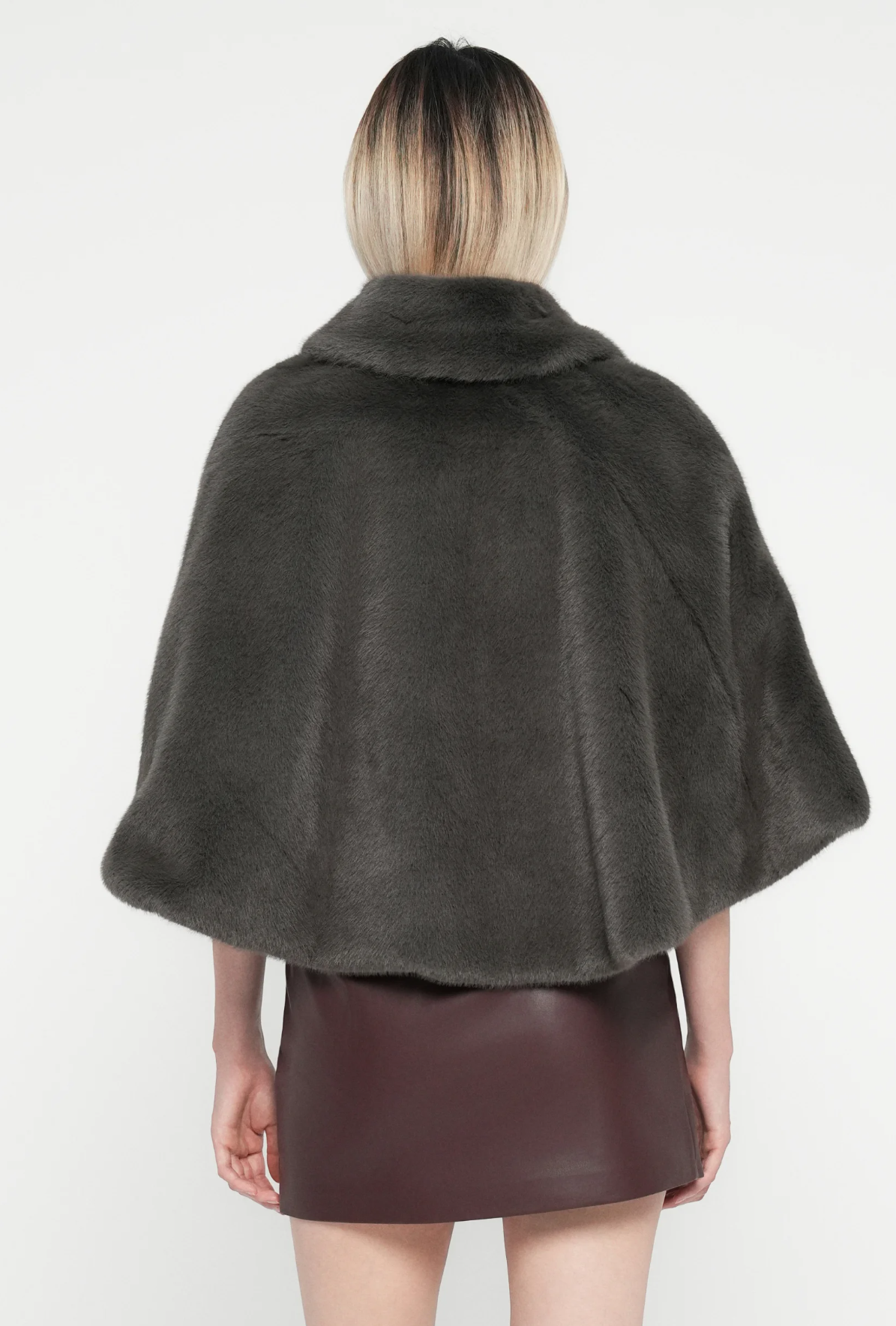 Pelerint viselő nő