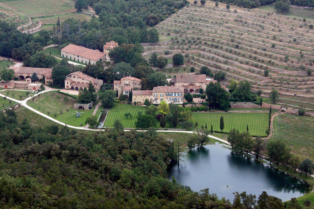 A sztárpár állítólag azt tervezte, hogy a Château Miravel birtokon neveli fel gyermekeit, és közös családi vállalkozást építenek.