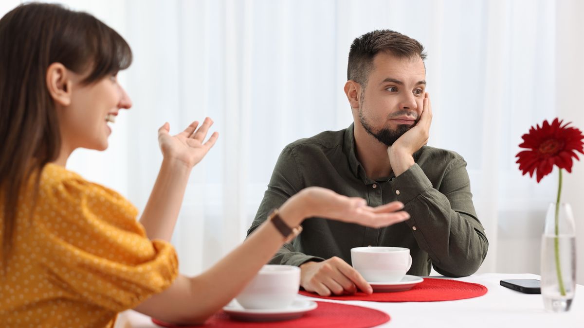 Randitévhitek miatt nem talál magának sok férfi párt. Nő és férfi randizik.