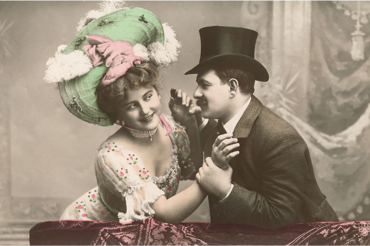 "A nő a férfi alárendelt társa" - házassági tanács a 1837-ből, a viktoriánus korból. Vintage photograph of a well-dressed woman wearing a large feathered hat, grappling with a well-dressed mustachioed man in top hat, who appears to be attempting to steal a kiss, 1890s.  (Photo by Found Image Holdings/Corbis via Getty Images)