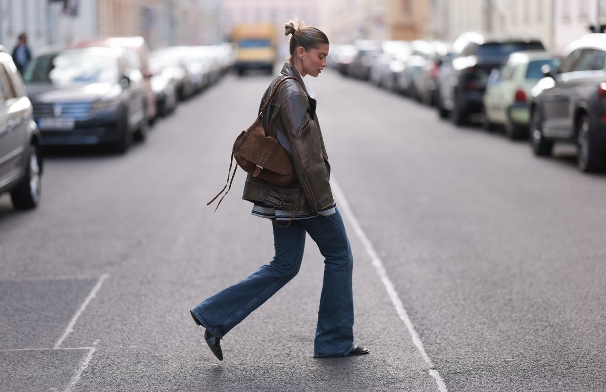 Nő trapézszárú farmerben