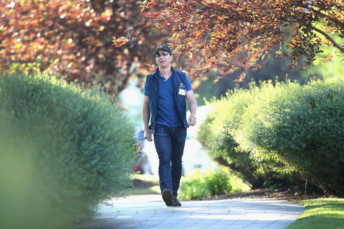 1 órás szabály – Jeff Bezos így kezdi a napját, és talán ez a siker egyik kulcsa. SUN VALLEY, ID - JULY 09:  Amazon.com founder and CEO Jeff Bezos arrives at Sun Valley Lodge for the Allen & Co. Media and Technology Conference on July 9, 2014 in Sun Valley, Idaho. Many of the worlds wealthiest and most powerful businessmen from media, finance, and technology attend the annual week-long conference which is in its 32nd year.  (Photo by Scott Olson/Getty Images)