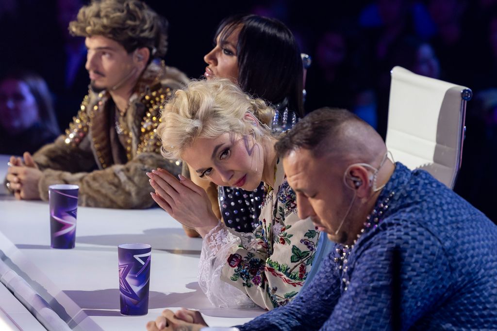 Minden eddiginél fényesebben ragyogott a zsűri a Megasztár 4. élő show-jában.