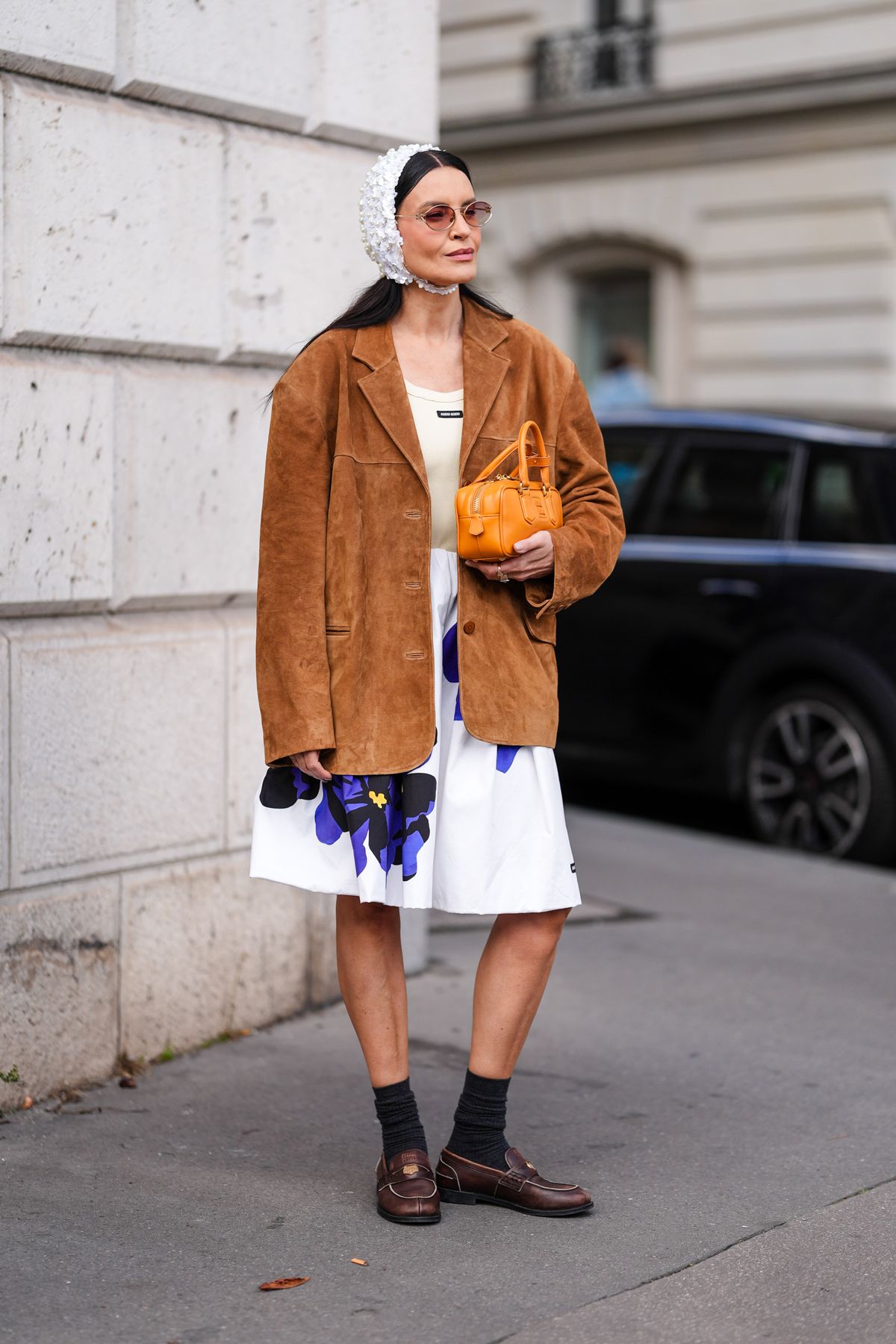 Fiatal lány az új téli cipőtrendet viselve