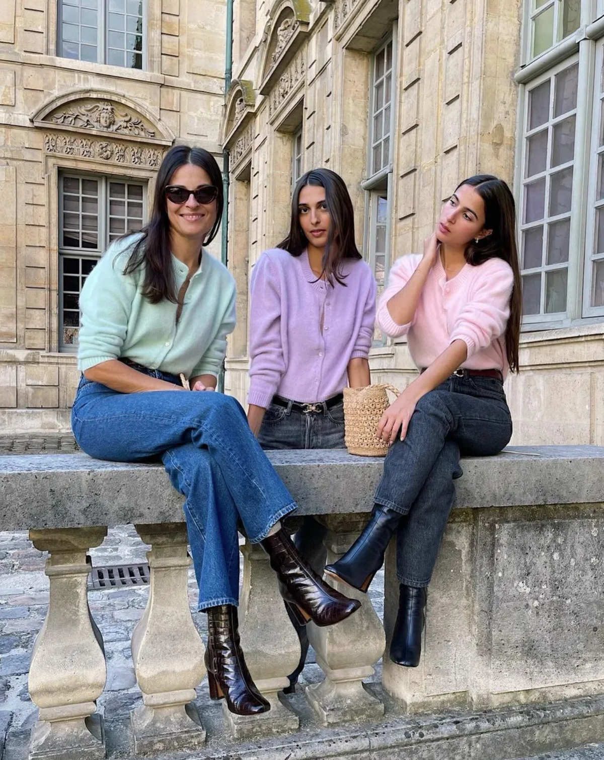 Francia anyuka és két felnőtt lánya egyen kardigánban.