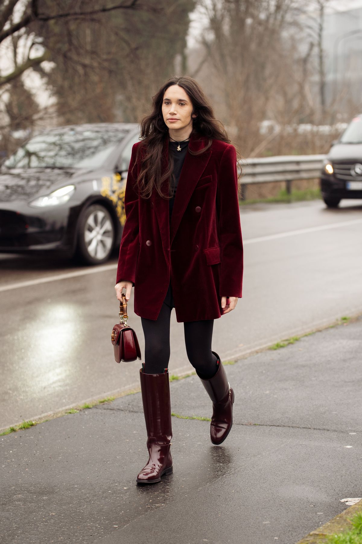 Burgundi outfit: leggings és csizma