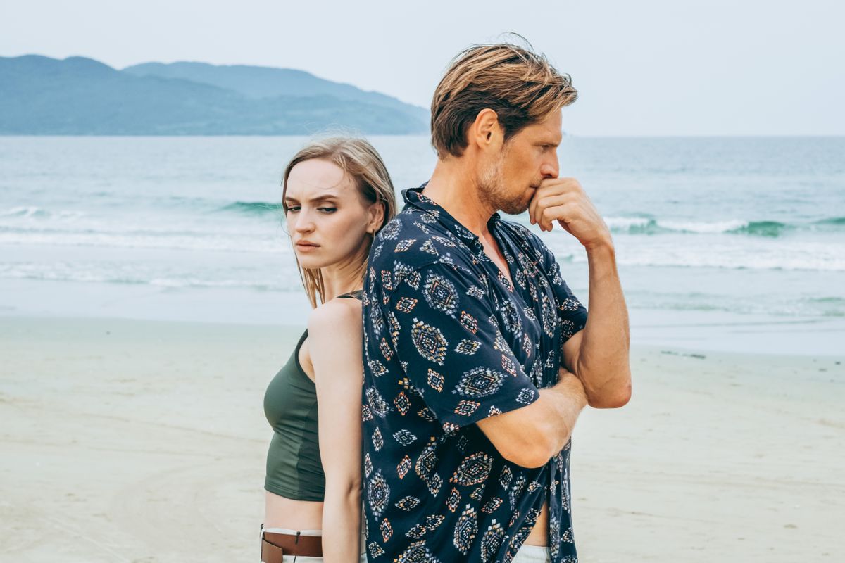 Egy nő és egy férfi szomorú a párkapcsolatában.