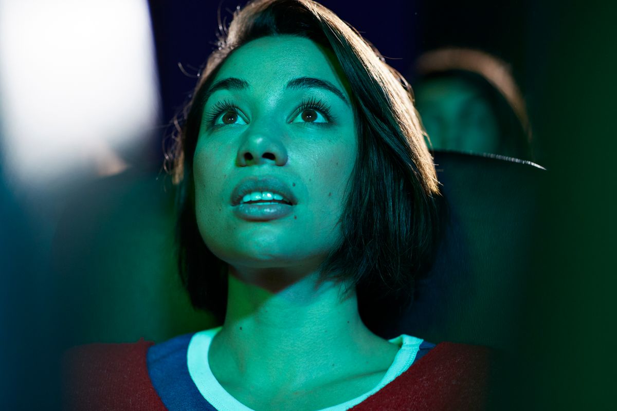 Magas IQ-jú nő filmet néz.