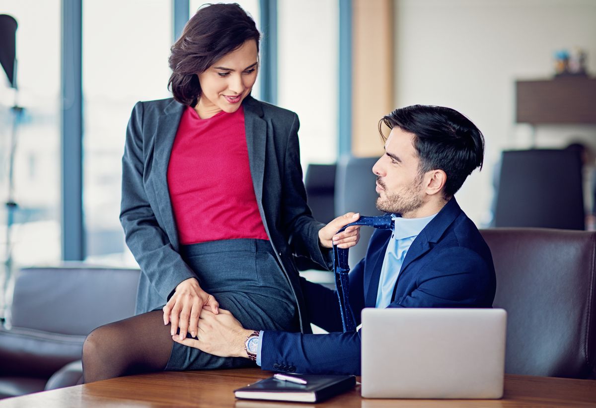 Munkahelyi flört egy nő és egy férfi részéről.