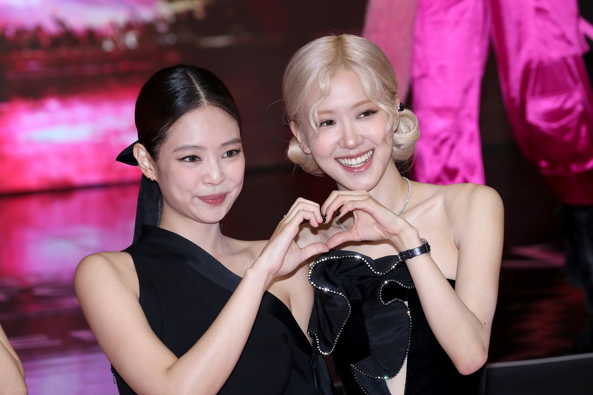 k-pop karácsonyi dekoráció: Blackpink Rosé és Jennie