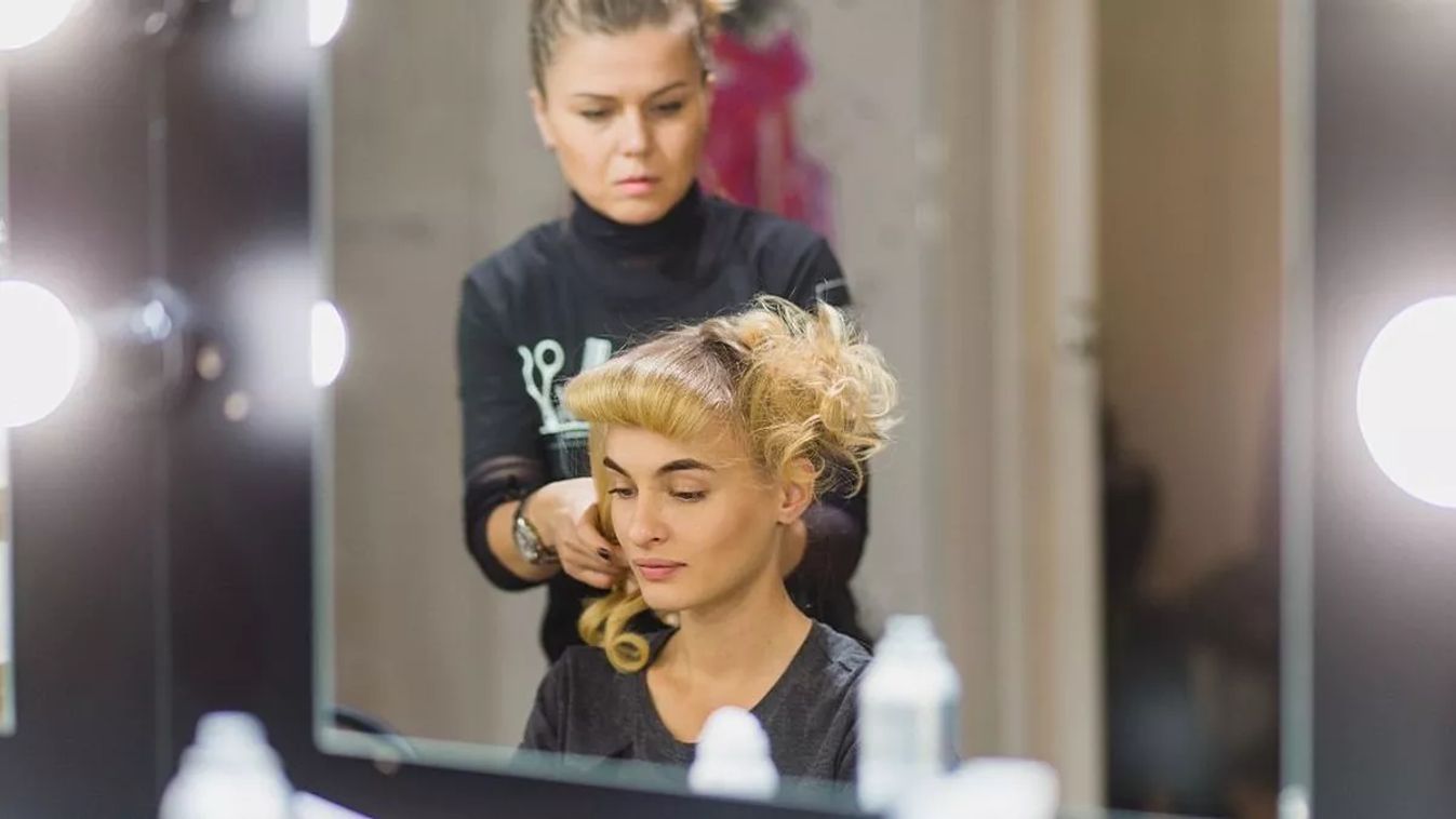 Moderr és haj stylist a tükör előtt