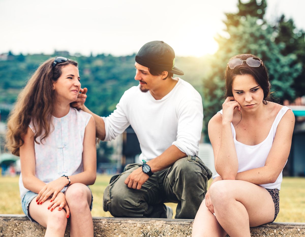 Egy nő dühös mert a legjobb barátnője egy férfival foglalkozik nem pedig vele. 