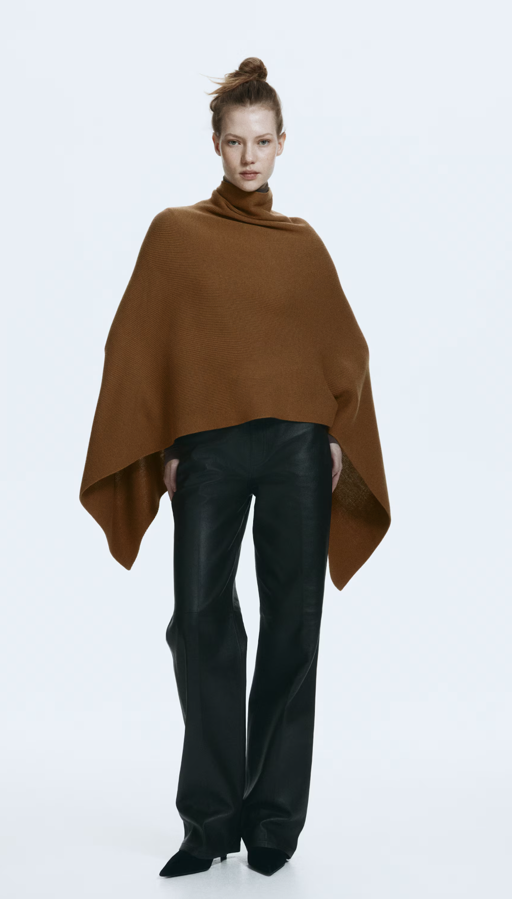 barna pelerint viselő nő