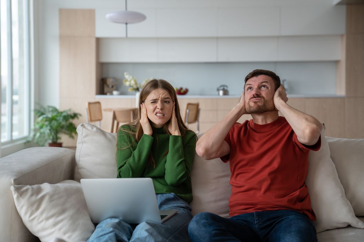 Fiatal pár pokoli szomszédok miatt szenved