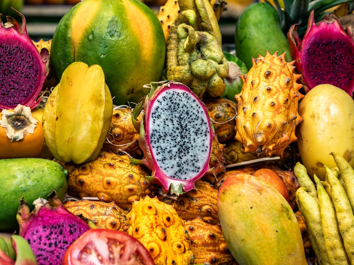 A pici standon trópusi és egzotikus gyümölcsök sorakoznak egymás mellett.