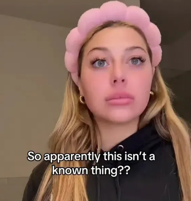 Seila nevű tiktoker bemutatja a módszerét a telt ajkakért 