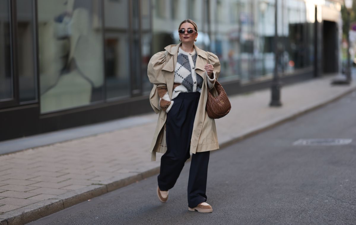 Rombuszmintás kötött pulóver elegáns szettben.