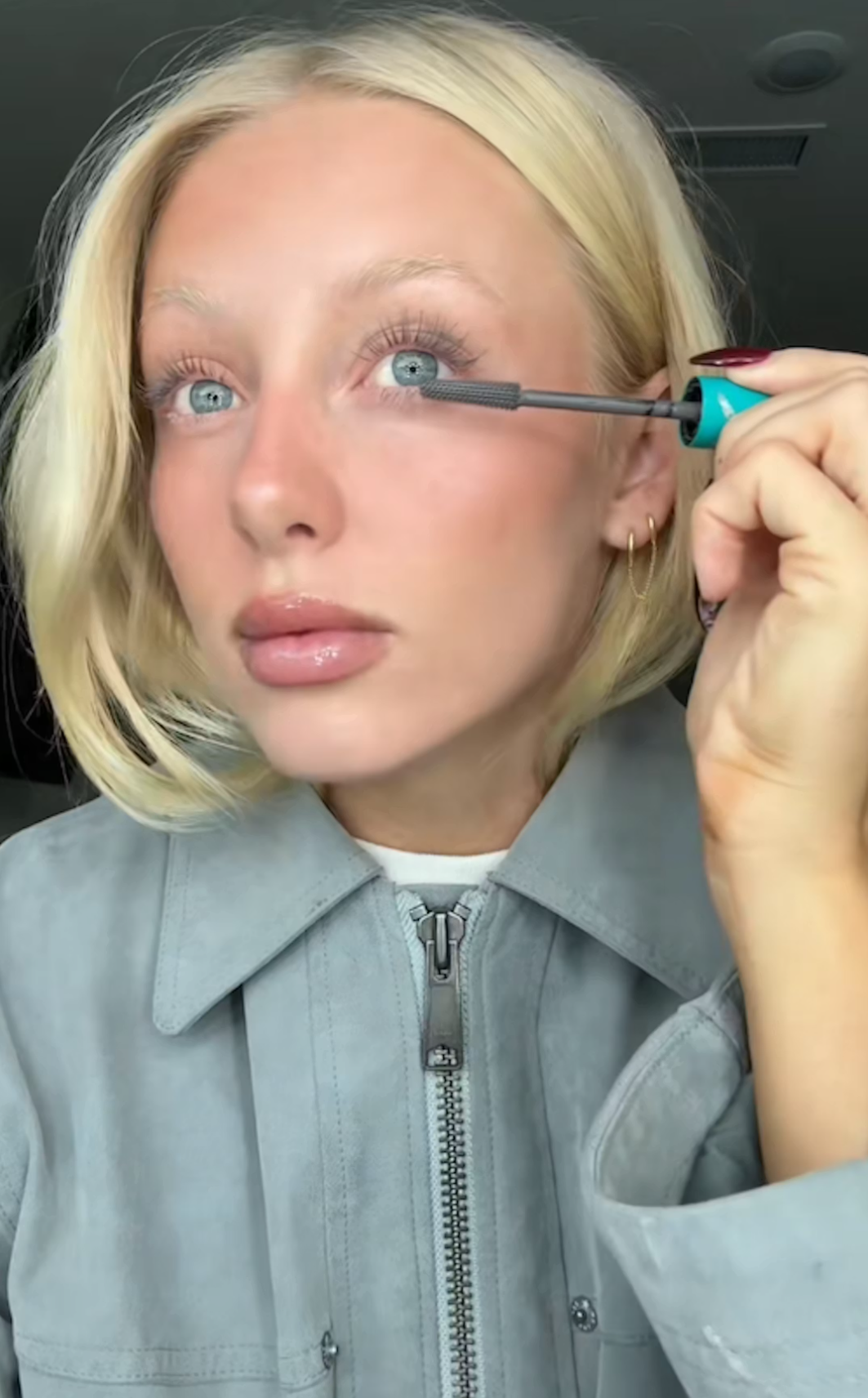 A TikTok kedvencé vált szürke szempillaspirál. 