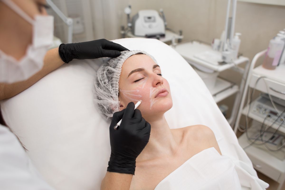 Fiatal nő plasztikai sebésznél 