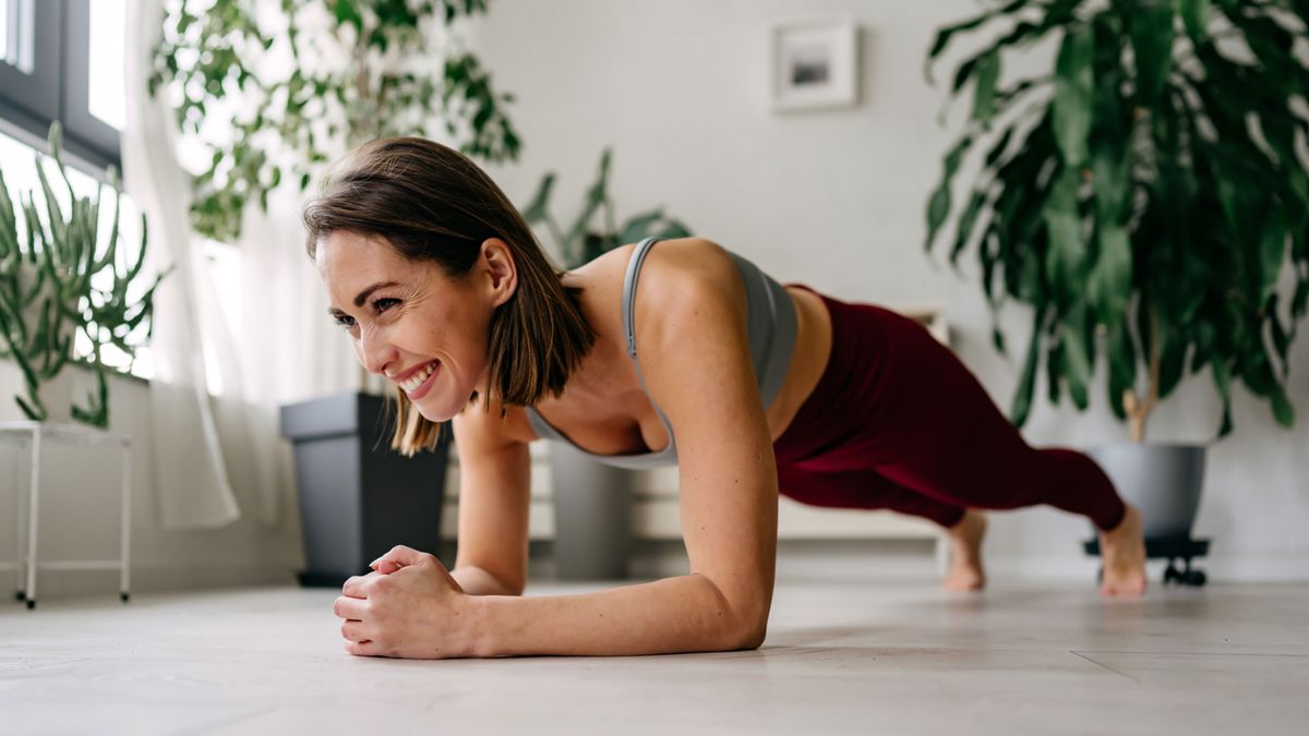 Otthoni edzést végez a nő.