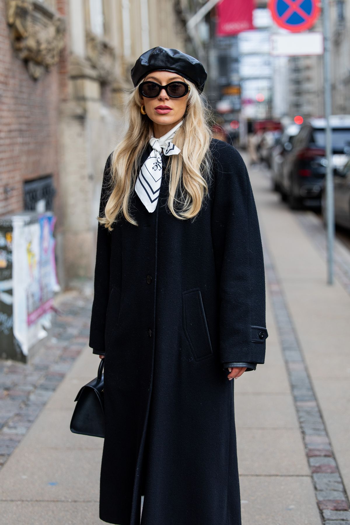 svájcisapka beállítás: az egyenesen a homlokba húzott pozíció