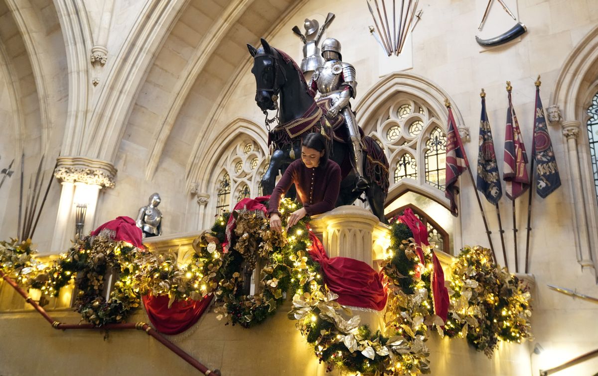 A windsori kastély híres boltozatos mennyezet alatti erkélyeit szezonális füzérekkel díszítették.