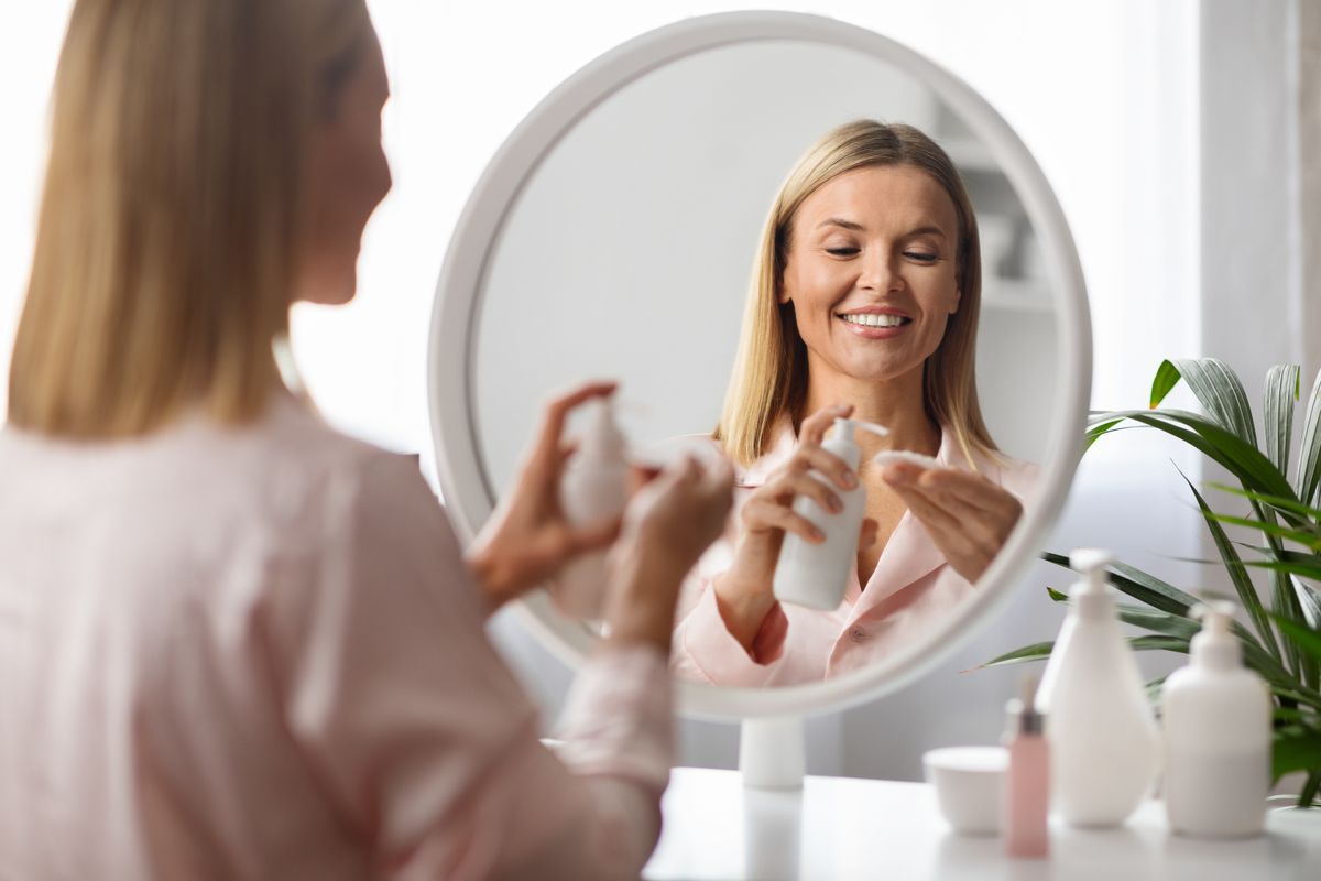 Fiatal nő sminklemosót használ