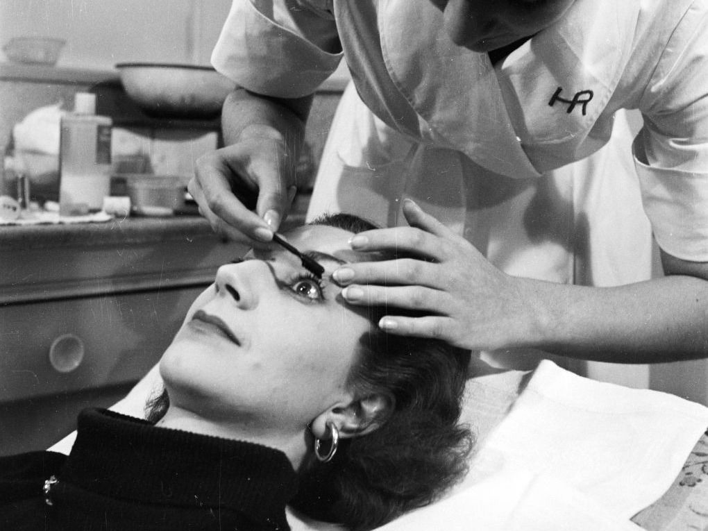 Szempillaspirál Helena Rubinstein szalonjában 