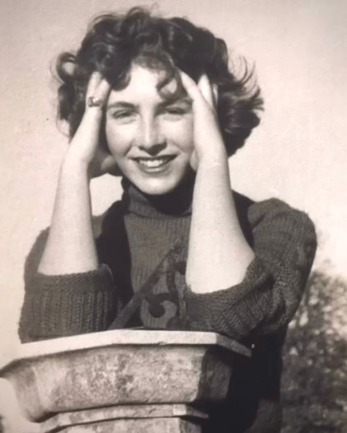 A képen Lady Amabel Lindsay, Kamilla királyné egykori riválisa mosolyog